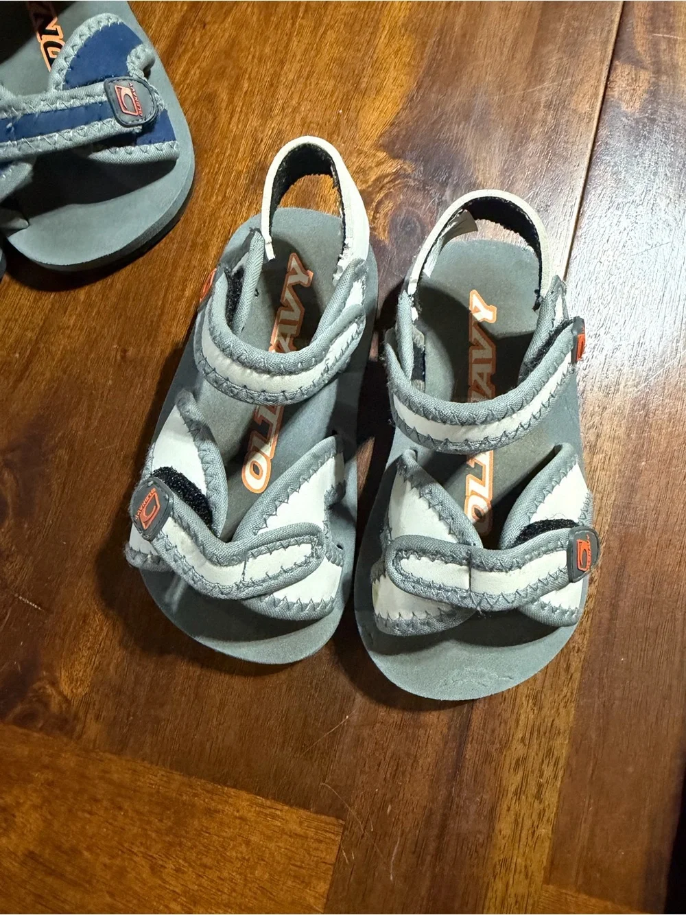 Old Navy Kids Outdoor Hook-and-Loop Sandals in Gray and Pink